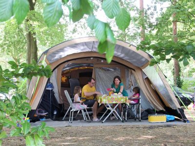 Komfortplatz Camping Molecaten Park Bosbad Hoeven - 01